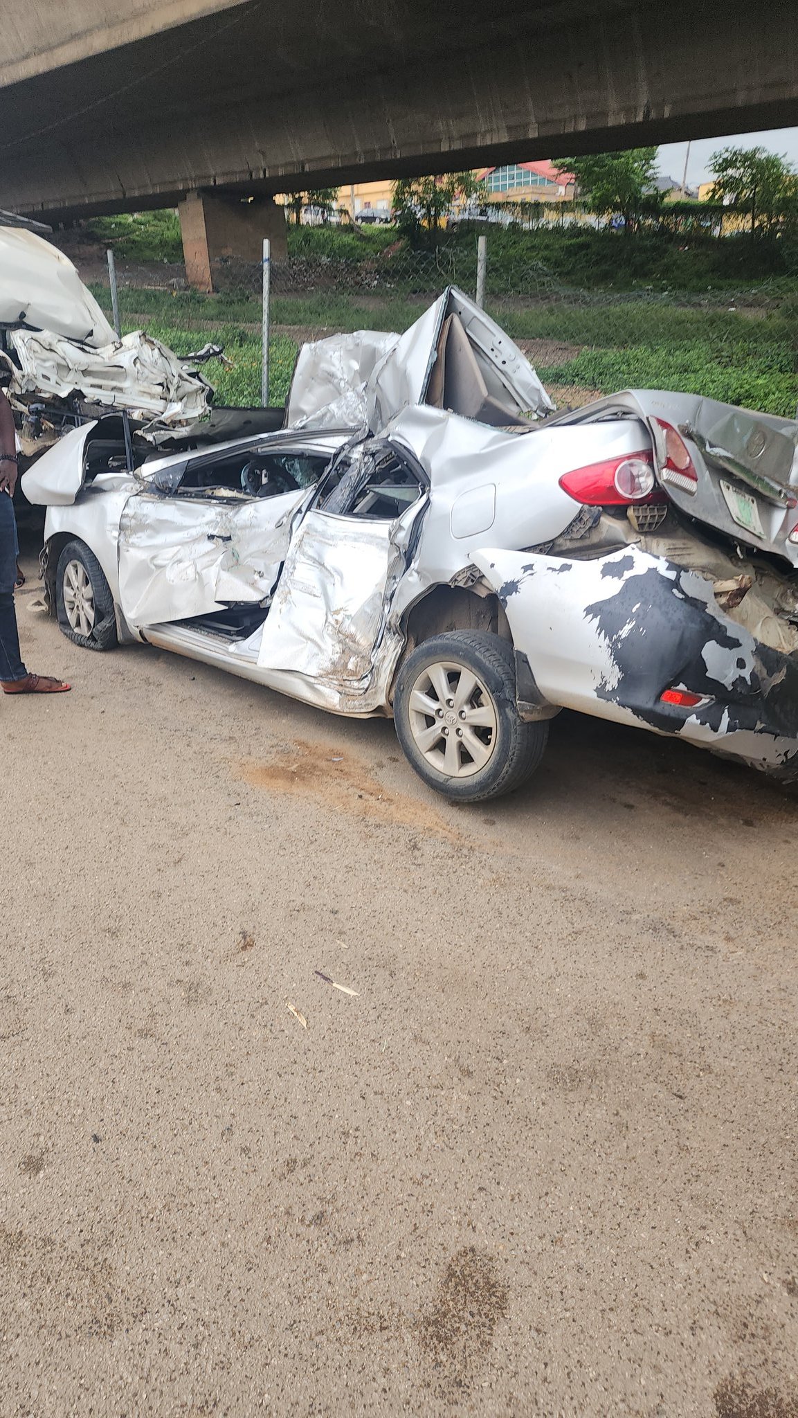 "We got trapped for over an hour after tanker fell on us" Man shows wreckage of car accident he and his wife survived